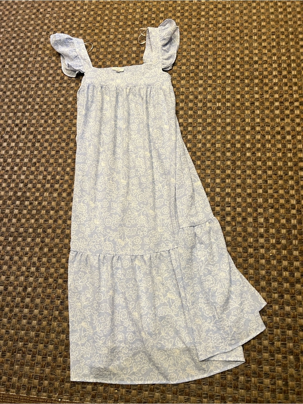 BY the River med Blue Floral Maxi Dress with Flutter Sleeves